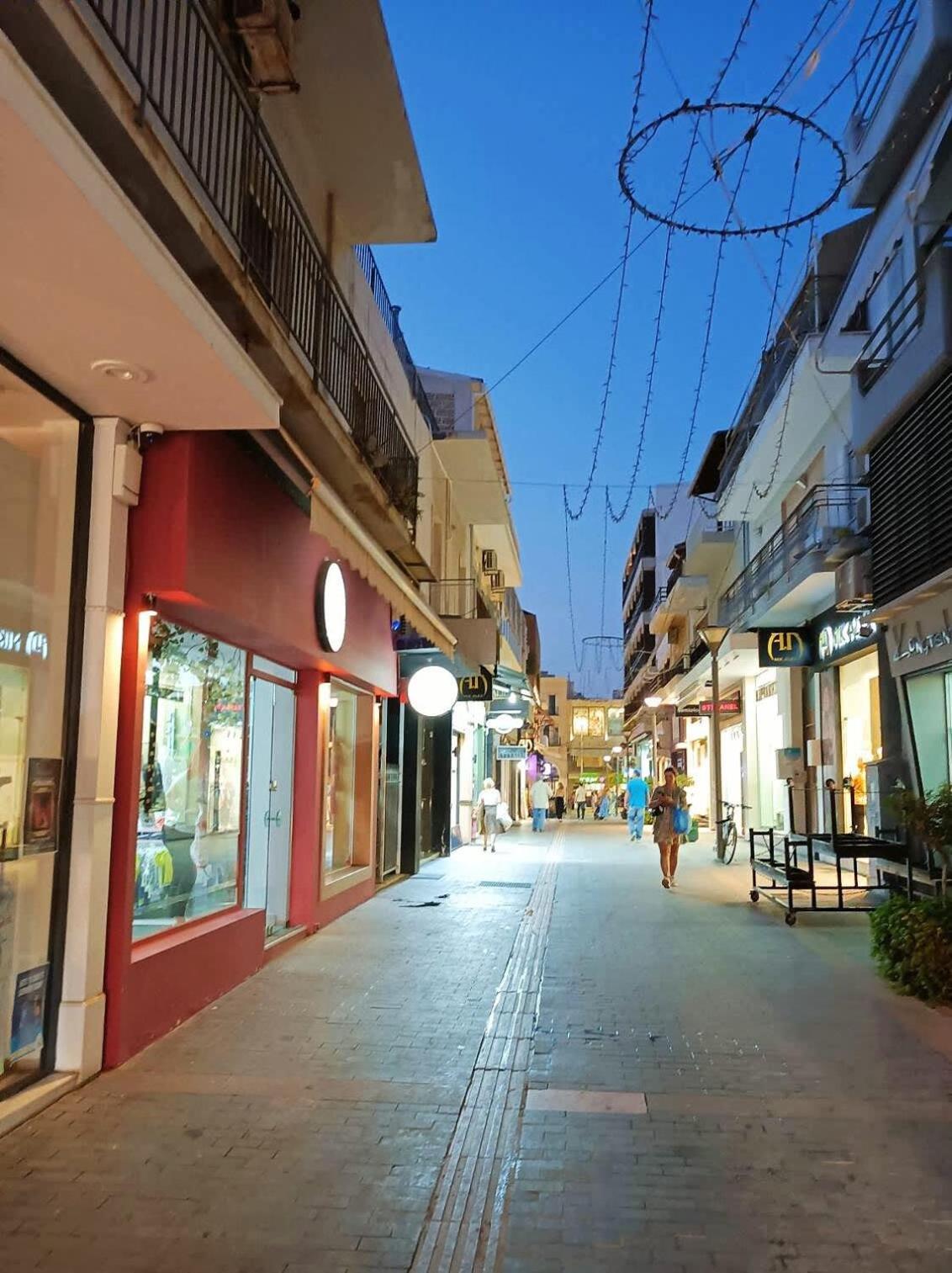 Philedomus In The Centre Of No21 Iraklio